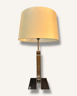 Hochwertige Tischlampe mit gelbem Stoffschirm und zeitlosem Design