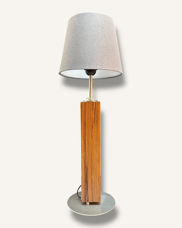 Tischlampe aus Altholz Eiche, Lampenschirm grau, rund, konisch