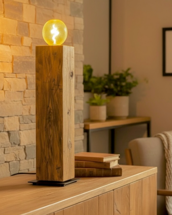 Dekorative Unikat- Tischleuchte, Altholzbalken mit Ambiente-Glühbirne