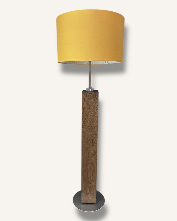 Stehlampe aus Altholz Eiche mit rundem gelbem Lampenschirm