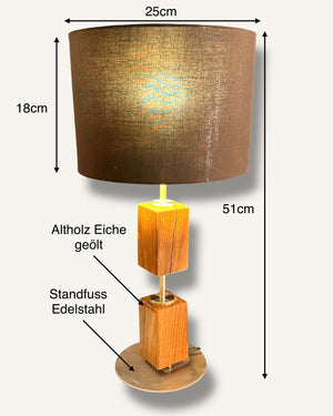 Design-Tischlampe aus zwei Eichenholzklötzen und gebürstetem Edelstahl