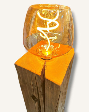 Tischlampe aus Altholz mit dekorativer Glühbirne – handgefertigtes Design-Unikat