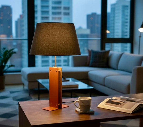 Tischlampe aus Stahl, lackiert in Rostoptik, Lampenschirm schwarz