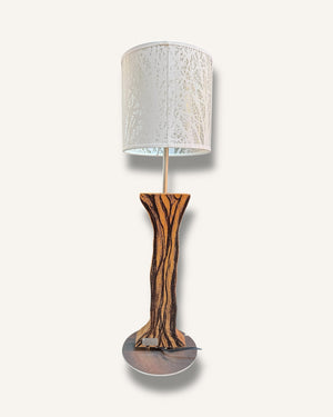 Rustikale Tischlampe aus Holz mit sanfter Lichtwirkung