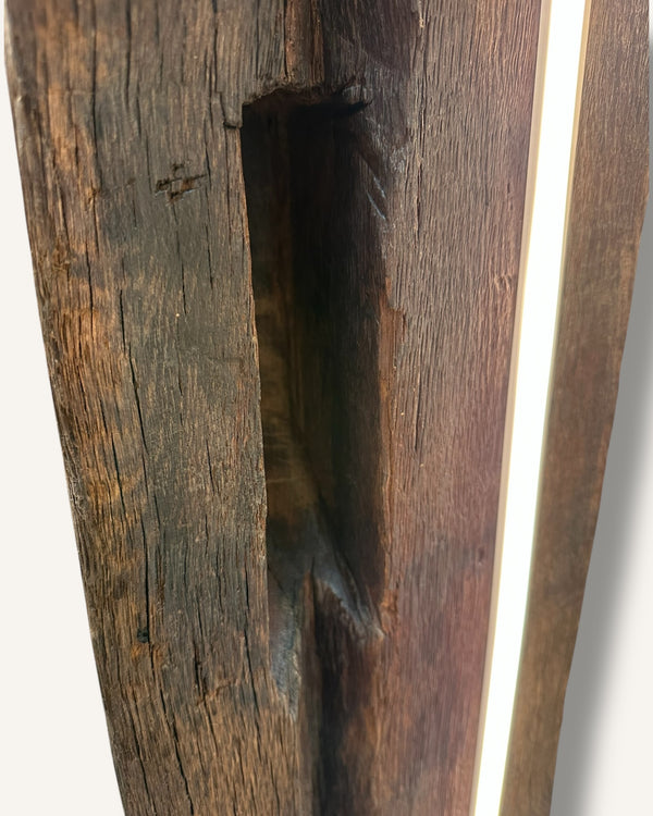 Detailbild einer exklusiven Holzleuchte aus recyceltem Altholz mit warmem Licht und charaktervoller Oberfläche