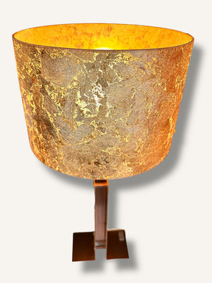 Dekorative Tischleuchte aus Metall mit Schlagmetall in Bronze-Optik