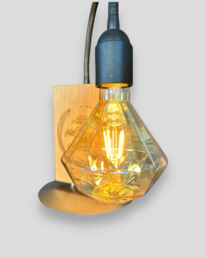 Tischlampe aus Holz mit sichtbarer Glühbirne und Edelstahlfuss