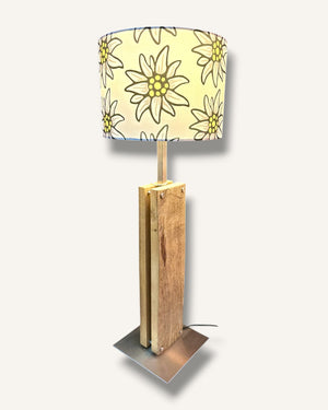 Tischlampe aus Altholz Eiche mit Edelweiss Lampenschirm – Alpen Chic Leuchte handgefertigt