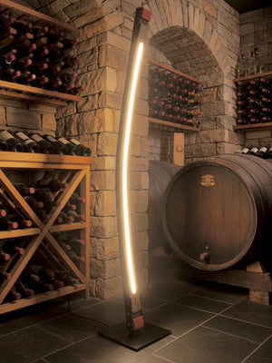 Handgefertigte Stehleuchte aus Fassdaube eines alten Eichenweinfasses mit LED-Beleuchtung, rustikale Designlampe aus Altholz.