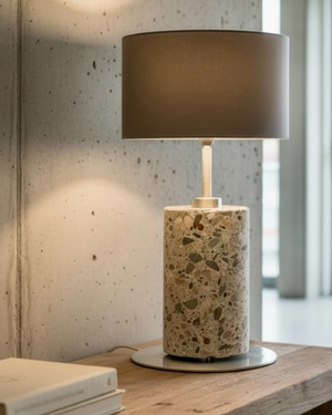 Handgefertigte Tischleuchte aus Beton-Bohrkern und Edelstahl