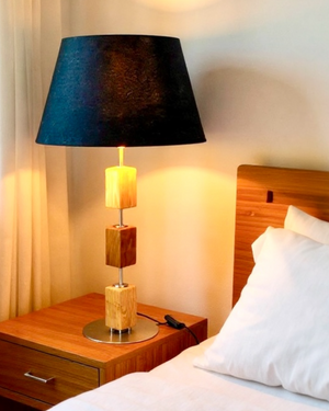 Handgefertigte Tischlampe aus Altholz Eiche und Edelstahl mit schwarzem Lampenschirm