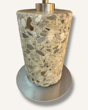 Exklusive Tischlampe aus Beton-Bohrkern mit charakterstarker Optik