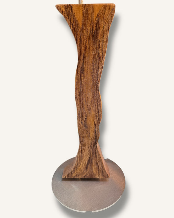 Tischlampe aus Altholz Eiche und Gravur, Lampenschirm weiss mit Baummotiv