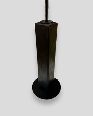 Tischlampe mit schwarzem Lampenschirm und kunstvollem Baummotiv