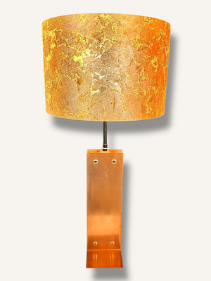 Tischlampe mit bronzefarbenem Lampenschirm und warmem Licht