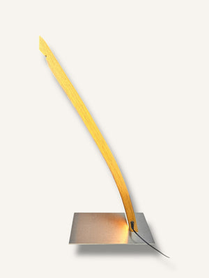 Handgefertigte Tischleuchte aus Fassdaube eines alten Eichenweinfasses mit LED-Beleuchtung, Designlampe aus Altholz.