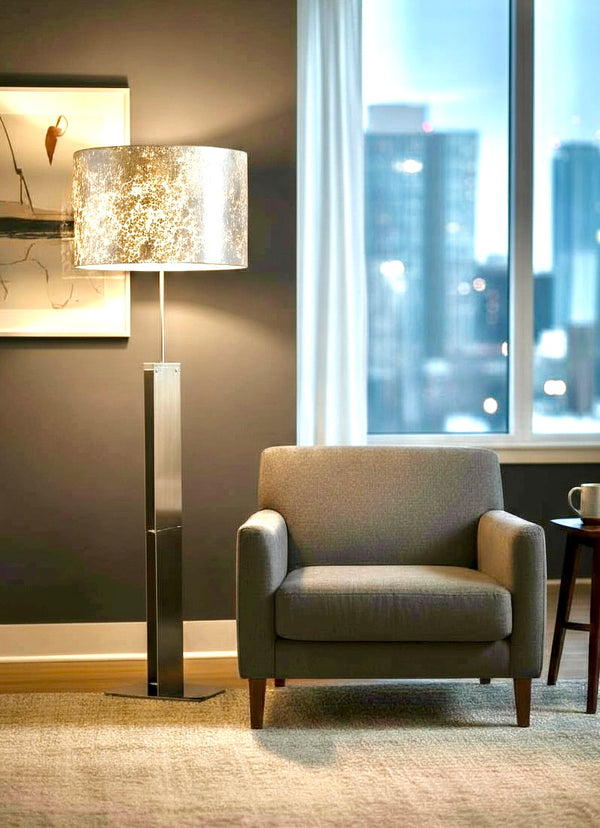 Stehlampe aus Edelstahl mit Lampenschirm in Silber Optik