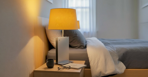 Tischlampe aus Edelstahl mit gelbem Stoffschirm
