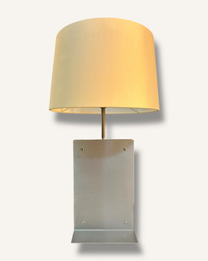 Moderne Tischleuchte aus Edelstahl für Sideboard oder Nachttisch