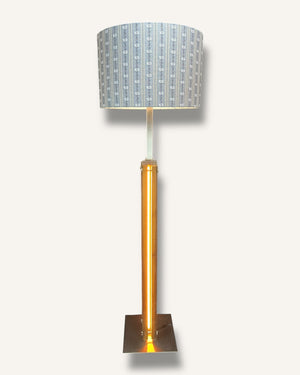 Detailansicht von Stehlampe aus Eichenholz mit originalem Edelweiss Stoffschirm