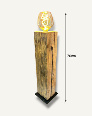 Tischlampe aus Altholz mit dekorativer Glühbirne – handgefertigtes Design-Unikat