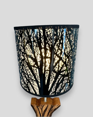 Handgefertigte Holz-Tischlampe mit graviertem Baum und modernem Design