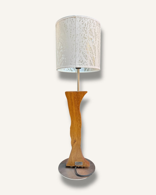 Tischlampe aus Altholz Eiche und Gravur, Lampenschirm weiss mit Baummotiv