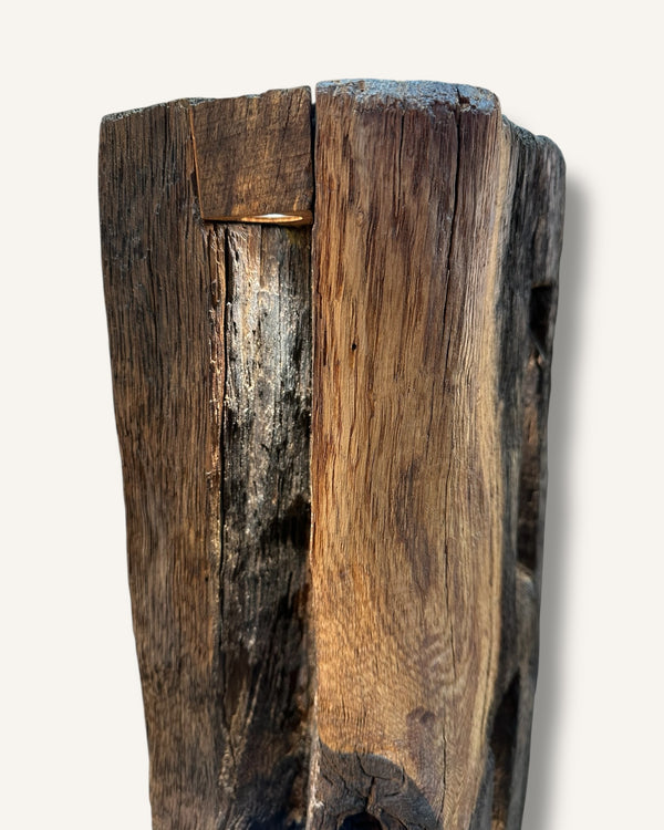 Detailaufnahme einer handgefertigten Stehleuchte aus Altholz-Eiche mit markanter Maserung und natürlicher Patina