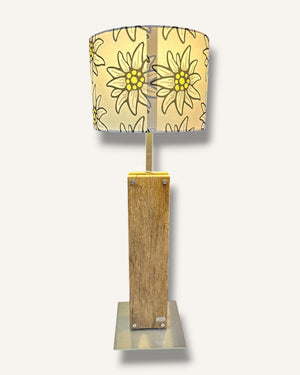 Tischlampe aus Altholz Eiche mit Edelweiss Lampenschirm – Alpen Chic Leuchte handgefertigt