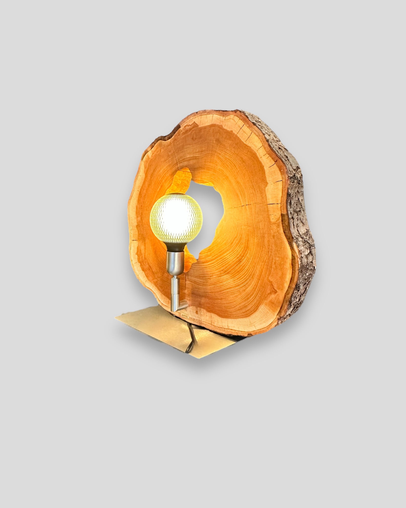 Aussergewöhnliche Unikat-Tischleuchte aus Kirschbaum mit LED Manufaktur Glühbirne Artnic –
