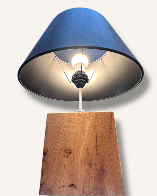 Tischlampe aus Altholz Eiche, Lampenschirm schwarz, rund, konisch
