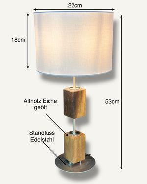 Design-Tischlampe aus zwei Eichenholzklötzen und gebürstetem Edelstahl