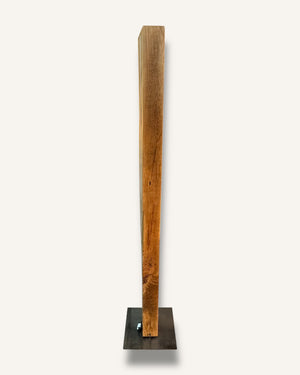 Rustikal-moderne Stehleuchte aus Holz und Metall mit LED-Streifen