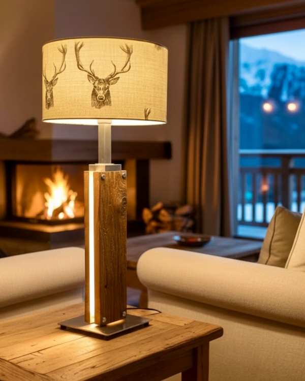 Stehlampe aus Altholz Eiche mit LED-Band, Lampenschirm mit Hirschkopf Motiv im Alpen Chic Style