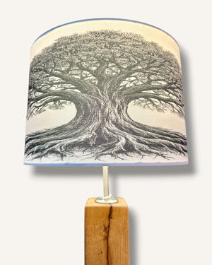 Tischlampe aus Altholz Eiche mit echtem Baumdesign