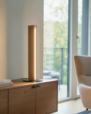Tischleuchte aus Altholz Eiche mit indirektem dimmbarem LED-Licht