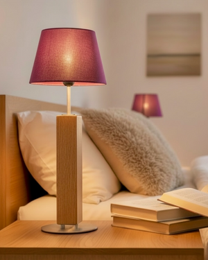 Handgefertigte Tischlampe aus Altholz Eiche mit bordeauxfarbenem Lampenschirm