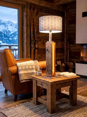 Handgefertigte Leuchte aus alten Eichenbrettern mit LED-Band und Schweizer Edelweiss-Stoff Lampenschirm von Artnic im Chalet-Stil.