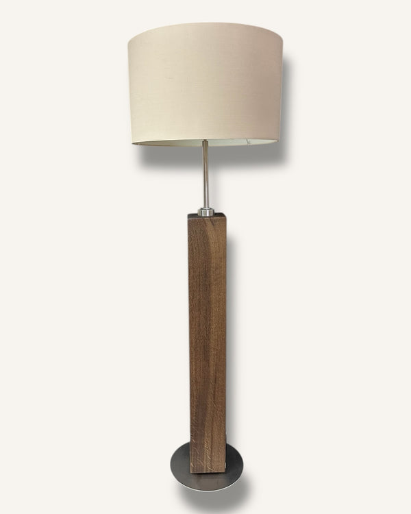 Stehlampe aus Altholz Eiche mit rundem Lampenschirm