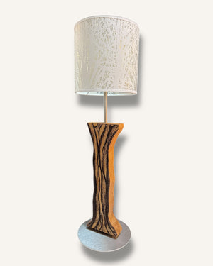 Tischleuchte aus altem Eichenholz mit Lampenschirm in Baumoptik