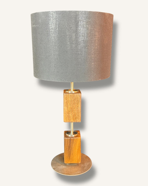 Tischleuchte mit Altholz Eiche und Edelstahl, schwarzem Lampenschirm rund