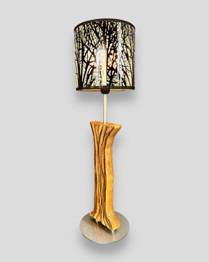 Tischlampe mit individueller Baumgravur auf der Holzbasis