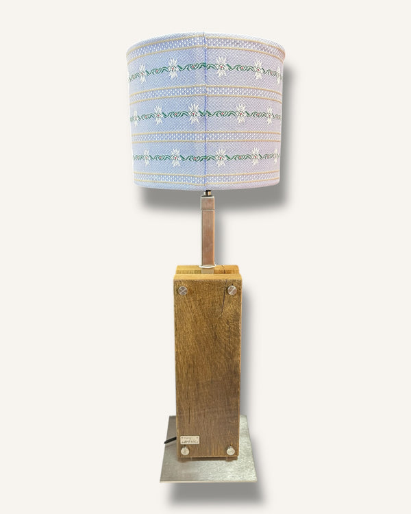 Tischlampe aus Altholz Eiche, Lampenschirm mit original Schweizer Edelweiss-Stoff