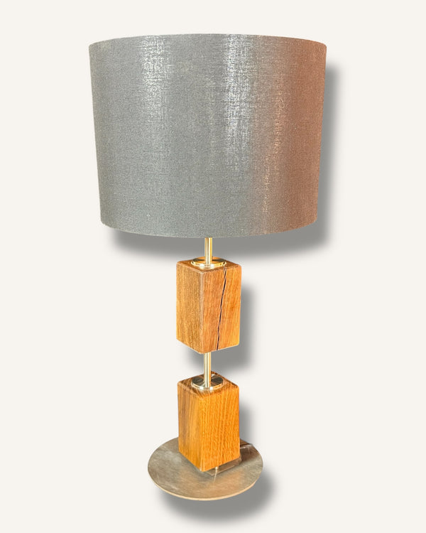 Tischleuchte mit Altholz Eiche und Edelstahl, schwarzem Lampenschirm rund