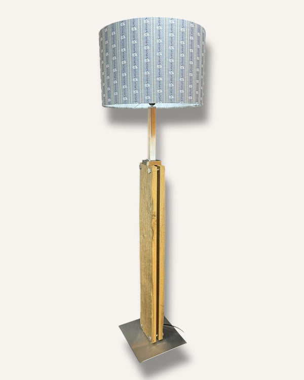 Stehlampe aus Altholz Eiche, Lampenschirm mit original Schweizer Edelweiss-Stoff