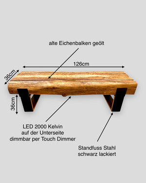 Handgefertigte Holzbank mit Metallgestell und warmem Ambientelicht