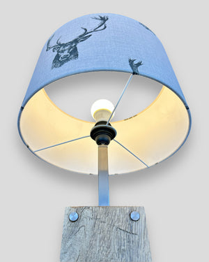 Chalet Tischlampe aus Holz und Edelstahl mit dekorativem Hirschmotiv