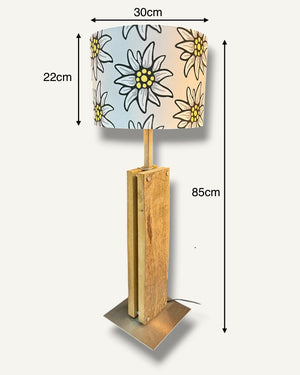 Tischlampe aus Altholz Eiche mit Edelweiss Lampenschirm – Alpen Chic Leuchte handgefertigt