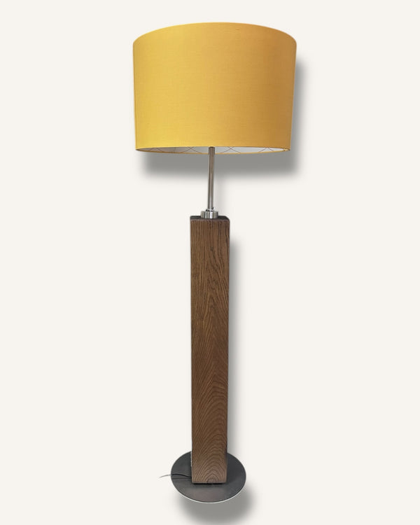 Stehlampe aus Altholz Eiche mit rundem gelbem Lampenschirm