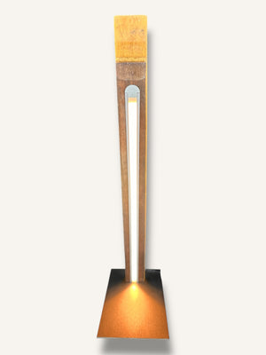Handgefertigte Tischleuchte aus Fassdaube eines alten Eichenweinfasses mit LED-Beleuchtung, Designlampe aus Altholz.